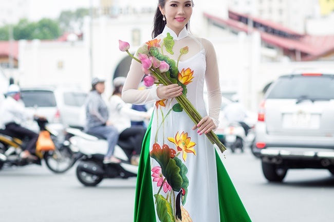 Người đẹp Du lịch Dương Kim Ánh diện áo dài sen mỏng manh